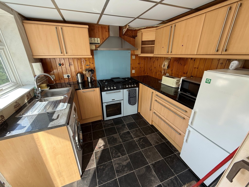 Lot: 96 - SEMI-DETACHED HOUSE FOR REPAIR WITH PLANNING FOR EXTENSION - Kitchen